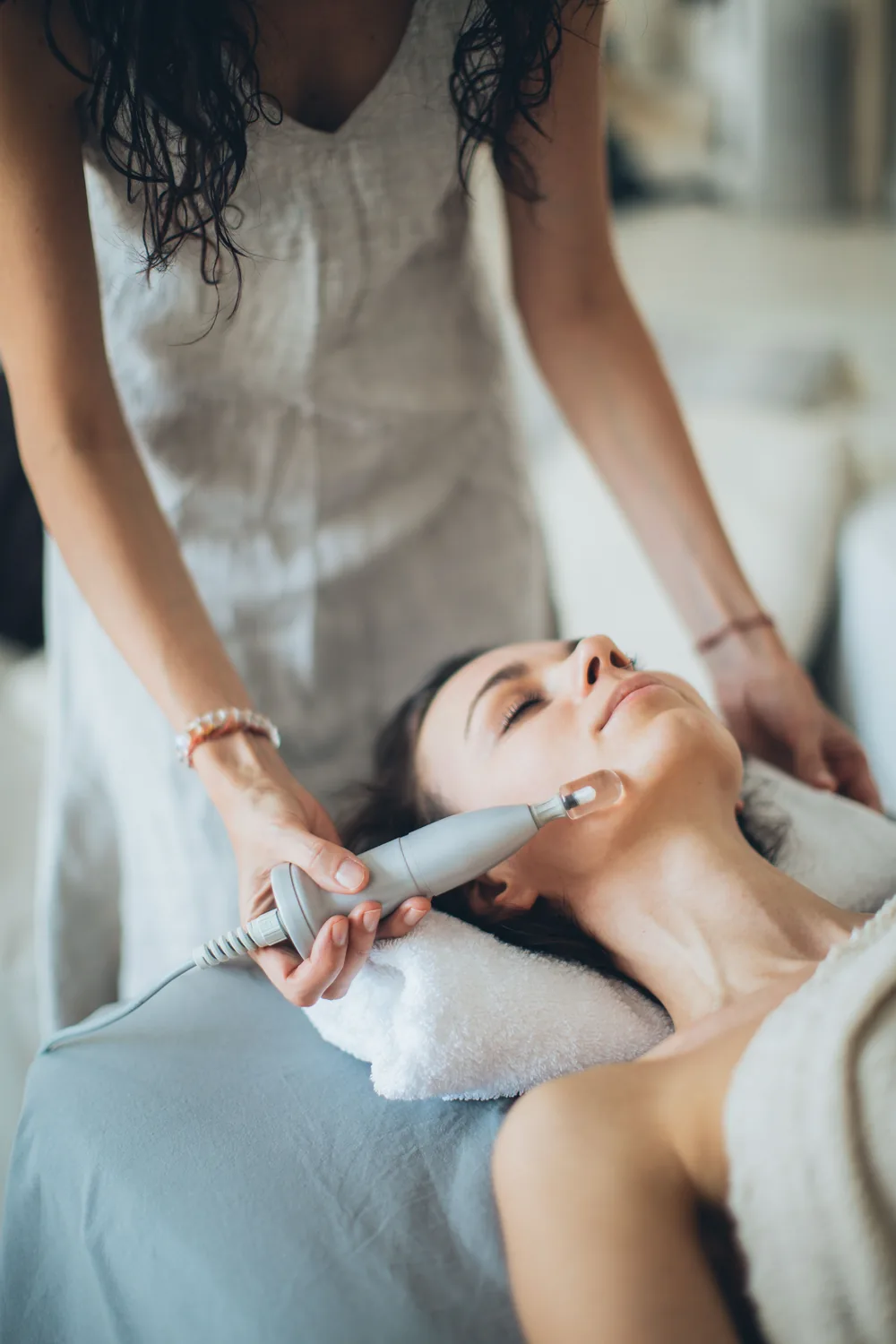 Procedimiento facial con cabezal médico orientado a la estimulación de colágeno