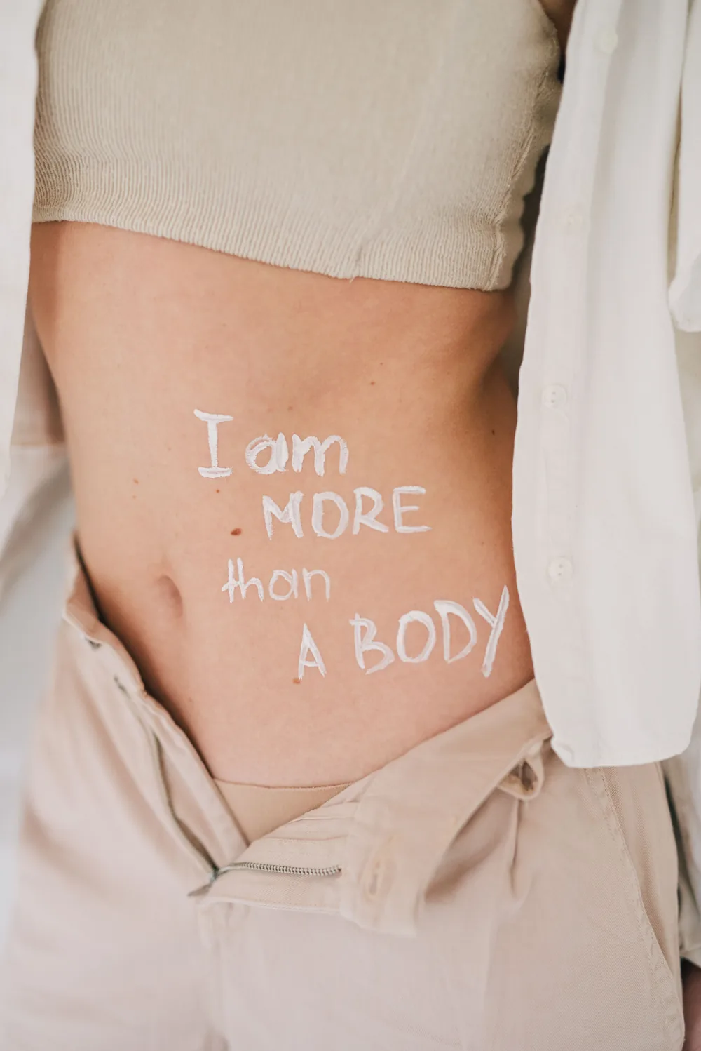 Abdomen femenino que representa el enfoque de desinflamación y bienestar corporal