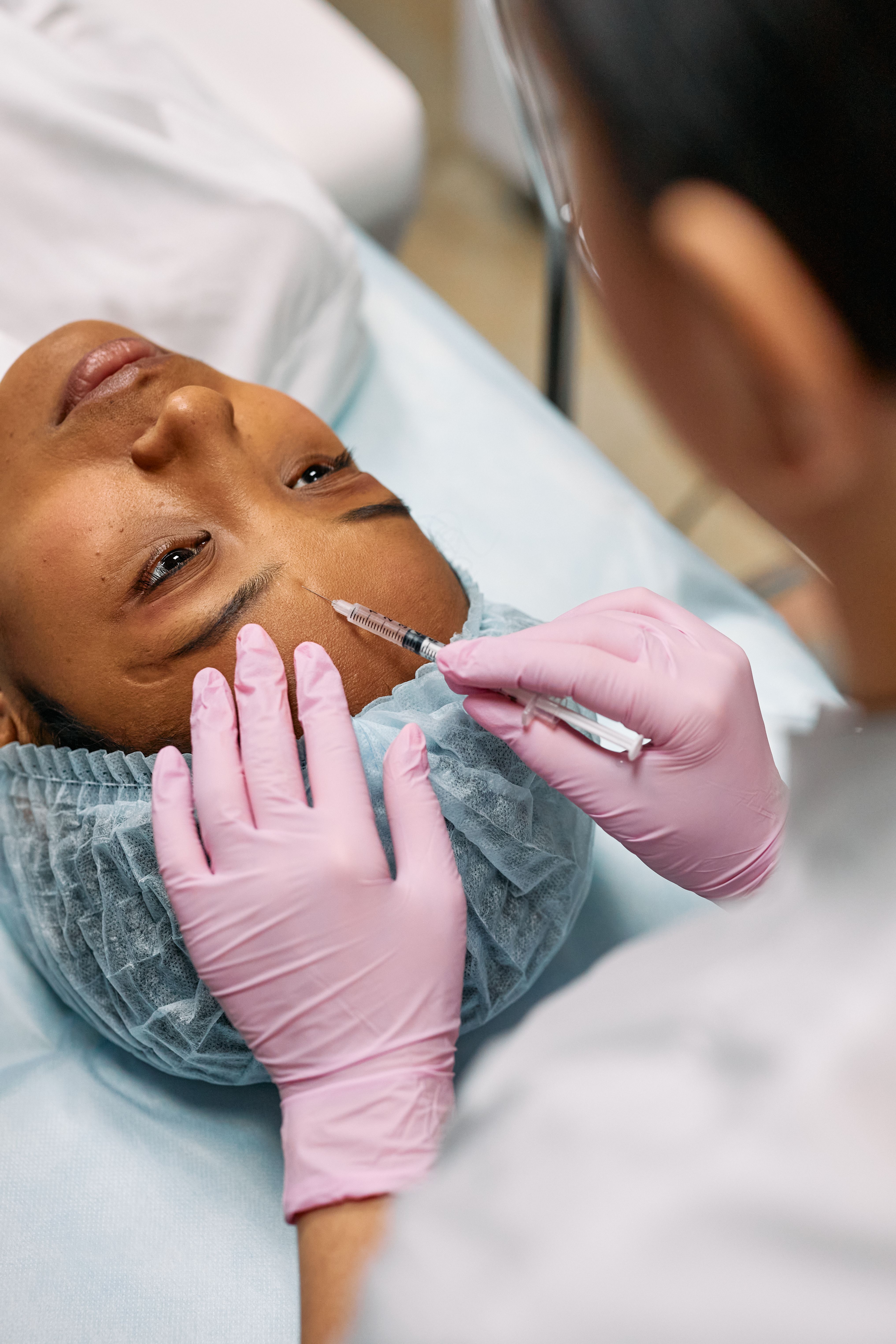 Aplicación profesional de toxina botulínica en el rostro
