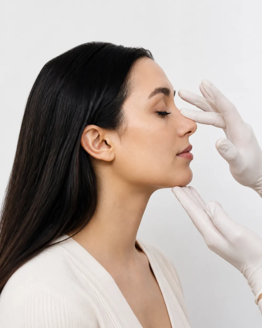 Valoración médica del perfil nasal con guantes estériles