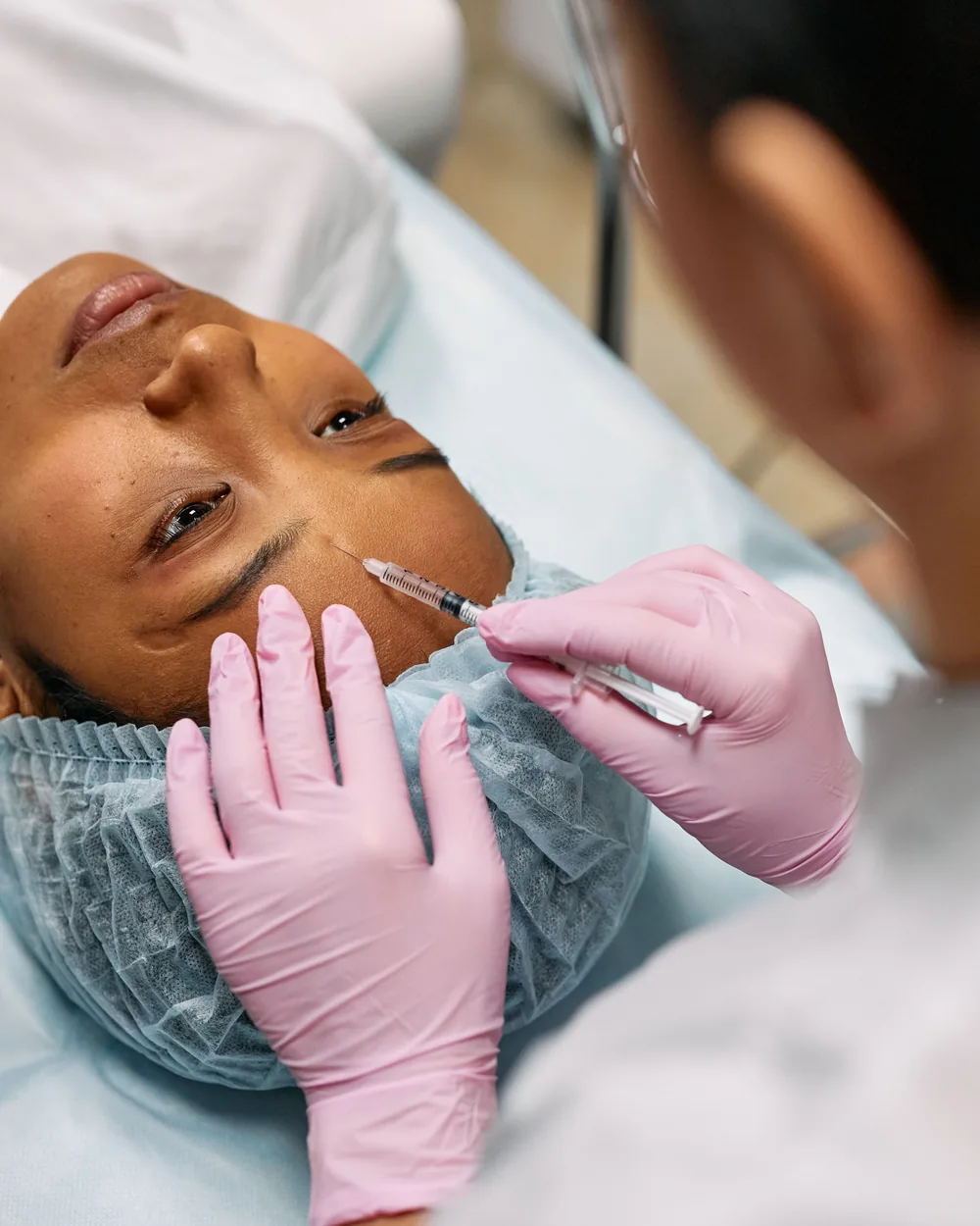 Aplicación profesional de toxina botulínica en el rostro